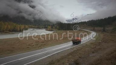 在多云的秋<strong>雨天</strong>，西伯利亚，阿尔泰，在蜿蜒的河流上<strong>行驶</strong>的卡车